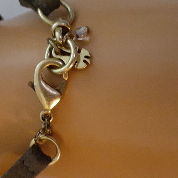 VTG 3/$18❤️ Leather Band Goldtone Bracelet - Picture 3 of 4